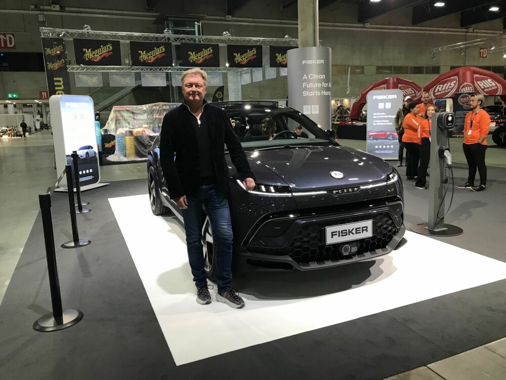 <b>MR. FISKER:</b> Bak Fisker Automotive står dansken Henrik Fisker som hadde tatt turen til Oslo Motor Show.