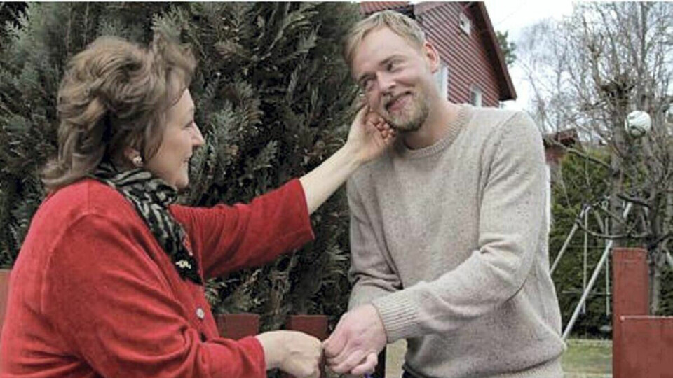 MAMMAS GODGUTT: Tore Sagen spiller sønnen Frode i TV-serien Side om side, og Arnhild er mamma Britt. De to er par i hjerter, mens Frodes kone Lisbeth er litt sjalu.