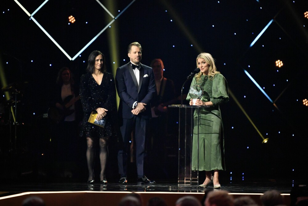 <b>GLAD VINNER: </b>Venninnen Marit Bjørgen og Kjetil Jansrud delte ut prisen for årets kvinnelige utøver til Therese Johaug.