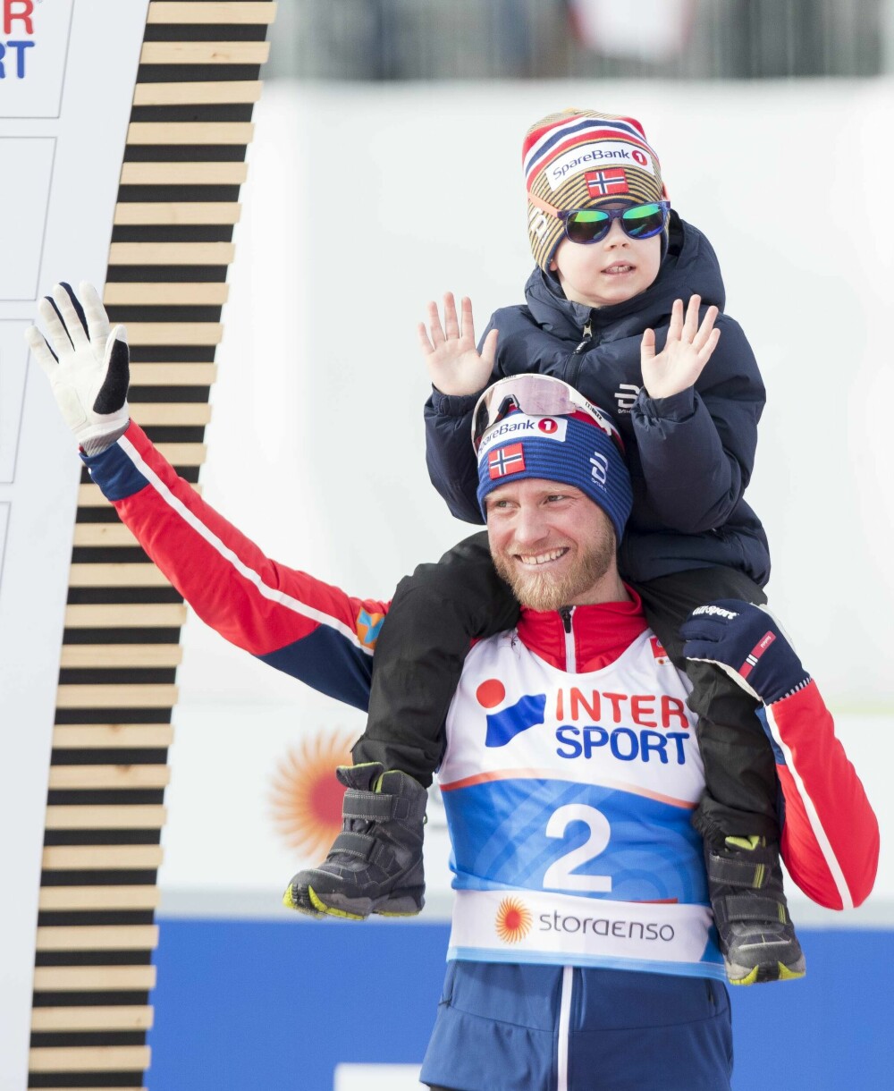 <b>SØNNEN MARKUS:</b> Martin med sønnen Markus under ski-VM i Seefeld i februar 2019. Martin tok tre medaljer – bronse på 30 km skiathlon og gull både på 15 km klassisk og på herrestafetten i mesterskapet i Østerrike.