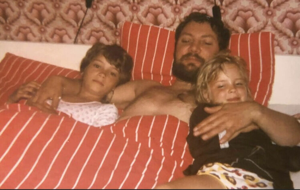 <b>BARNDOMSMINNE:</b> – Faren min, søsteren min og jeg slapper av i senga en formiddag på 80-tallet.
