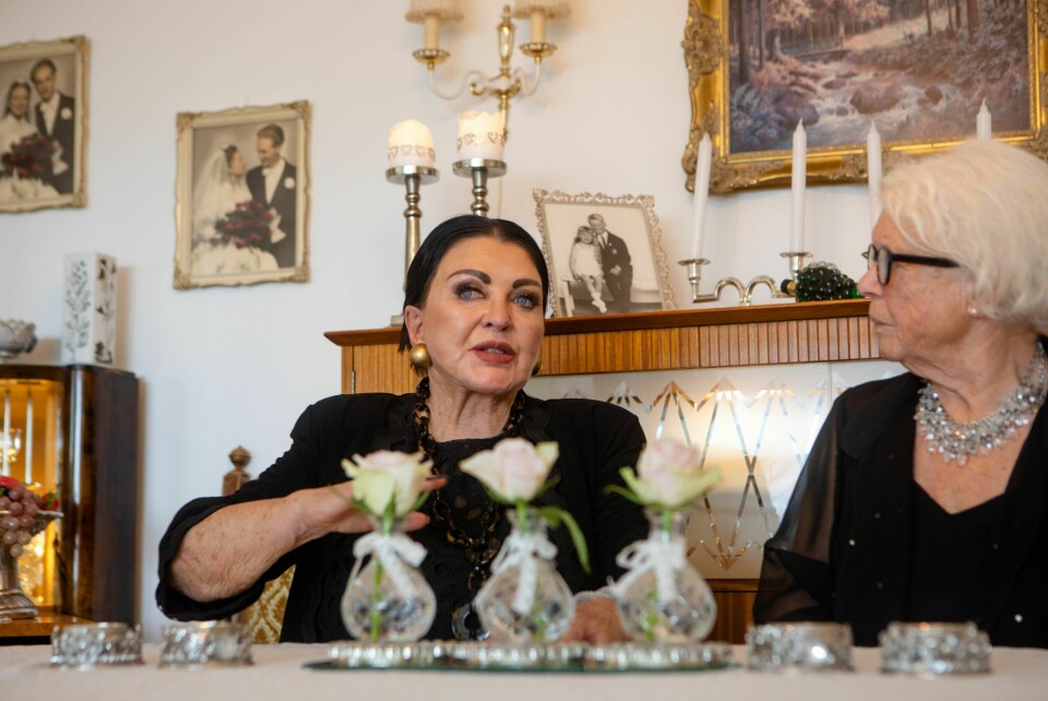 FÅR KONTAKT: Når Lilli får kontakt, merker hun at et voldsomt sinne og en irritert energi henger fast i veggene. Noe emosjonelt har skjedd her, men den som banker er vanskelig å få kontakt med.
