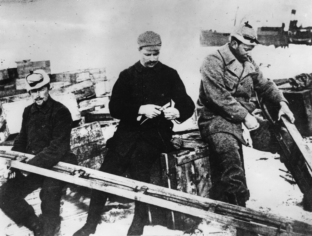 <b>KLARE FOR TUR:</b> Salomon August Andrée (t.h.) sammen med Knut Frænkel og Nils Strindberg (midten). Bildet skal angivelig være tatt i 1897. 