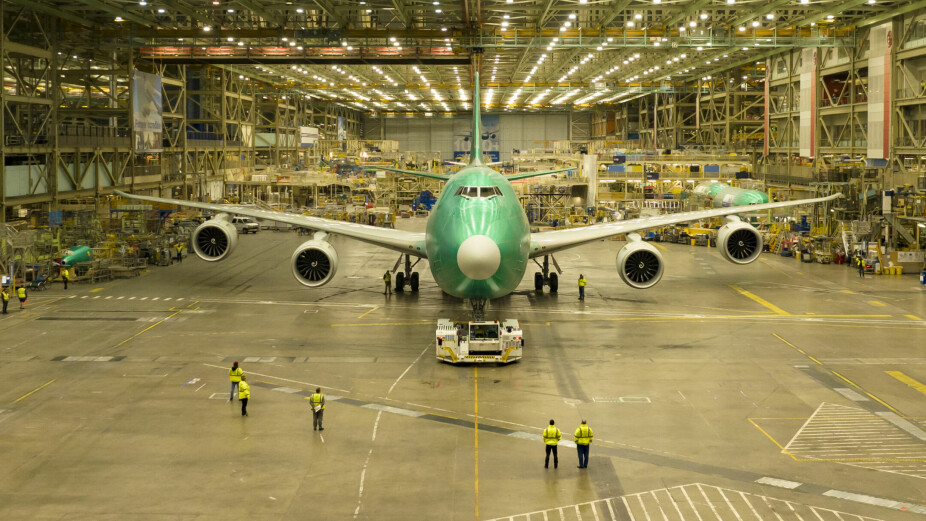 <b>SISTE MANN UT:</b> Boeing startet produksjonen av cargo-versjonen 747–8 Freighter i 2011 og siden 2017 er det kun denne varetransport-varianten av jumbojet som er blitt produsert. Siste jumbo (bildet) forlot Everett-fabrikk 6. desember 2022. 
