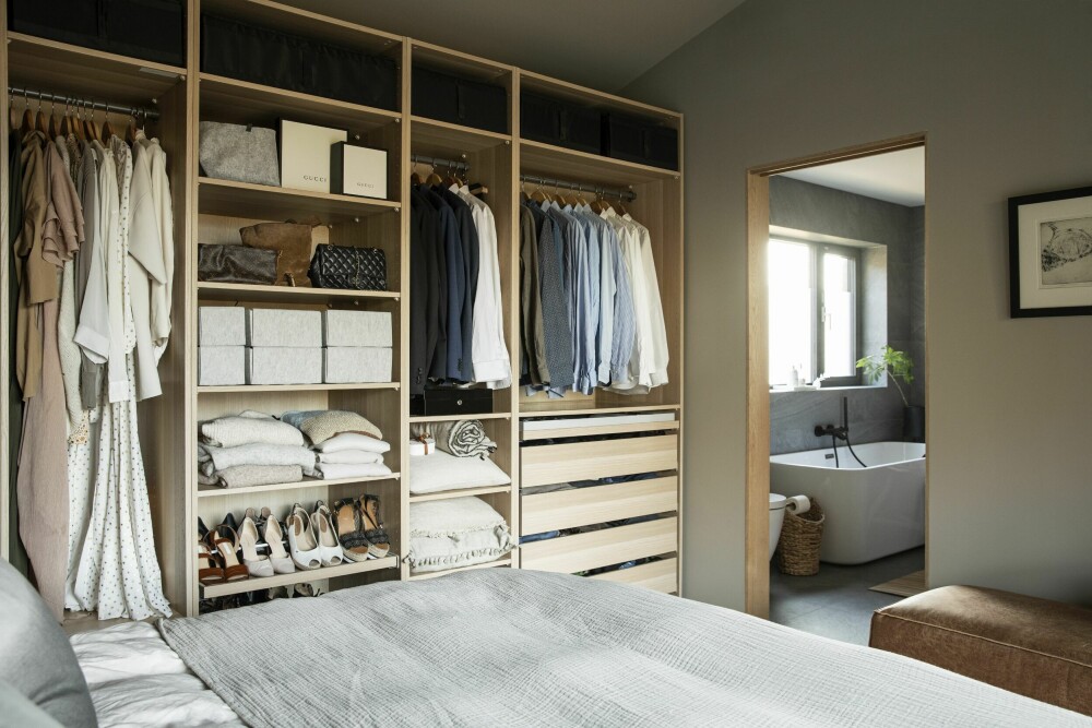 Soverommet er tilknyttet et bad, som deles av med en skyvedør. Den åpne garderobeløsningen i eik er <br/>fra Ikea. 