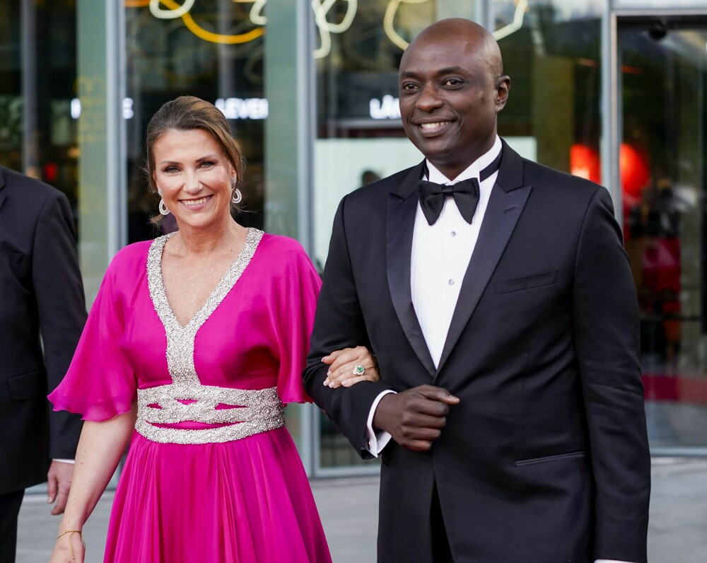 <b>SKAL GIFTE SEG:</b> Märtha og Durek Verrett annonserte i juni at de hadde forlovet seg. Nå har den norske kongefamilien bestemt at prinsessen ikke lenger skal representere det norske kongehuset.