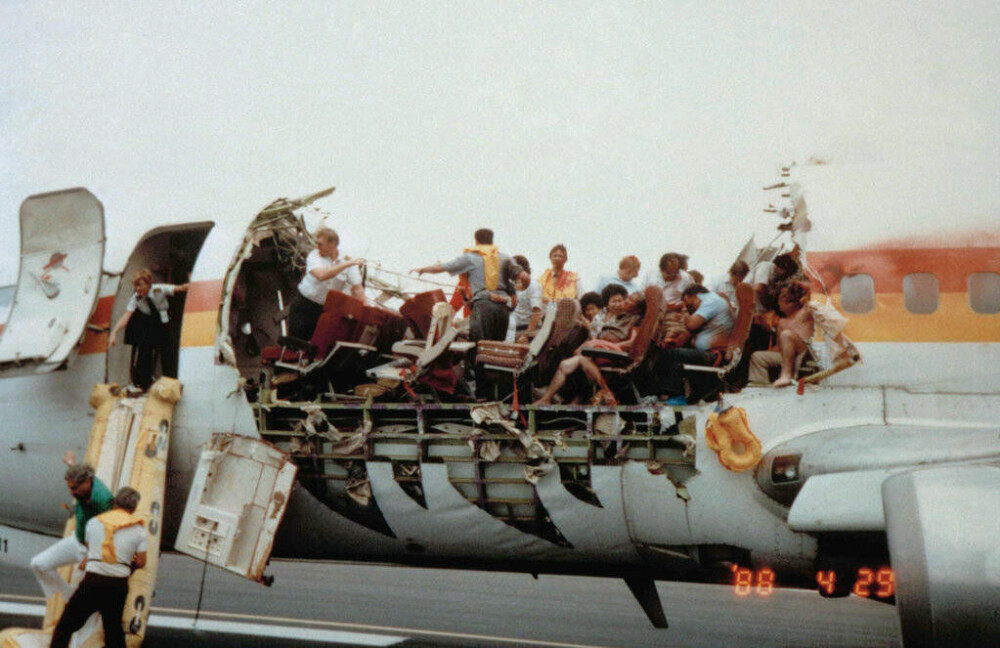 <b>UVIRKELIG:</b> Rystede og skadde, men i live. Bildet er tatt like etter Aloha Airlines-flyets mirakuløse nødlanding på Maui i Stillehavet i 1988, og viser at et fly heldigvis tåler det meste.