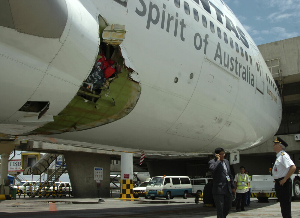 <b>TAPT BAGASJE:</b> Den australske Qantas-piloten John Francis Barters kikker på det skadde flyet etter nødlanding i Manila. Noen kofferter, men ingen menneskeliv gikk tapt i denne hendelsen.