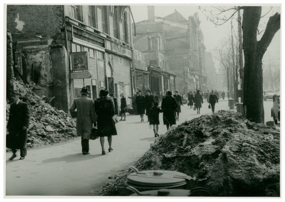 <b>LAGT I RUINER:</b> Düsseldorf ble massivt bombet under krigen. Over 90% av bygningsmassen ble ødelagt. Slik så promenadegaten Königsallee ut i 1946.