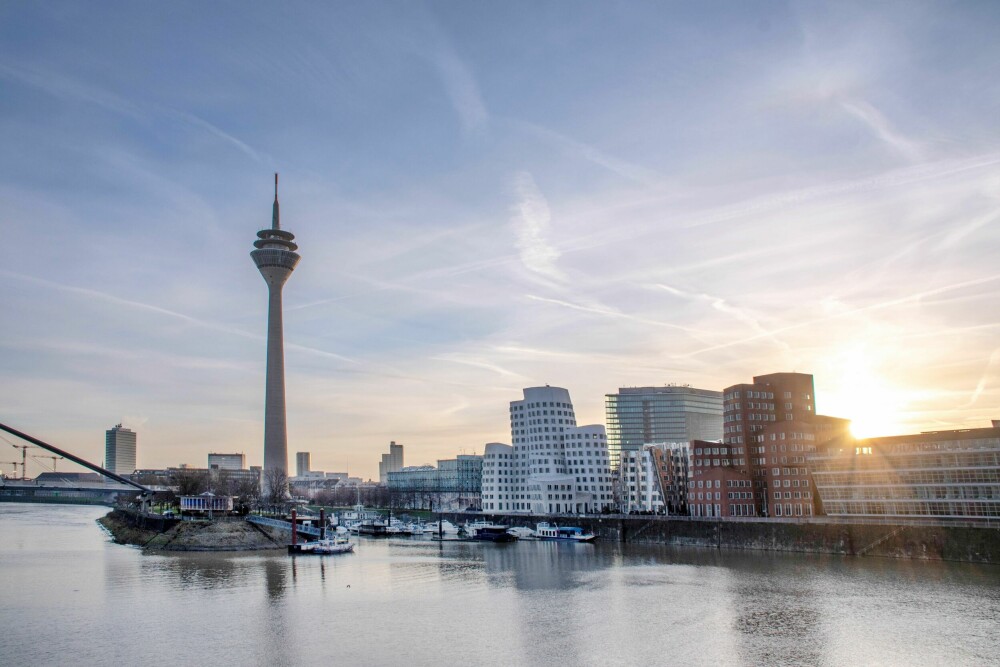 <b>OPP AV ASKEN:</b> Düsseldorf er en by med kontraster, hvor det moderne lever side om side med det tradisjonelle. Etter krigen, da byen lå i ruiner, reiste byen seg fra asken som fugl føniks.