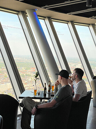 <b>TÅRNPILSNER:</b> Teletårnet Rheinturm byr på spektakulær utsikt fra 169 meters høyde. Her kan du nyte en øl og oppleve byen fra fugleperspektiv. Foto: Aina Mee Myhre 