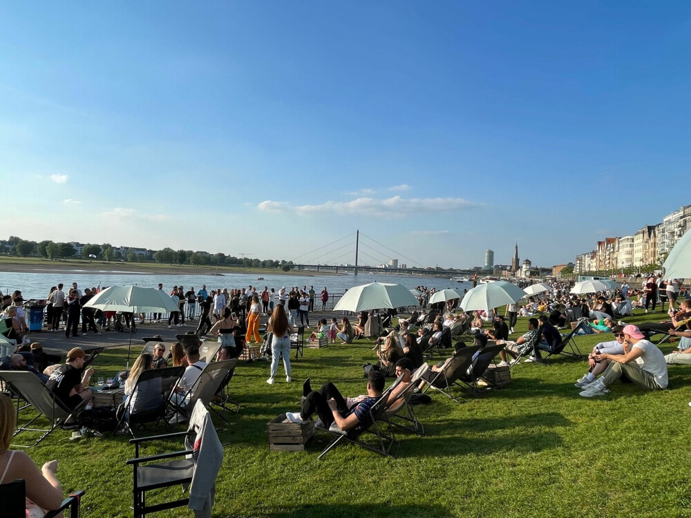 <b>REKREASJONSOMRÅDE:</b> Området langs Rheinufer­promenaden er blitt et populært rekreasjons­område med gressplen, bystrand og boder med servering.