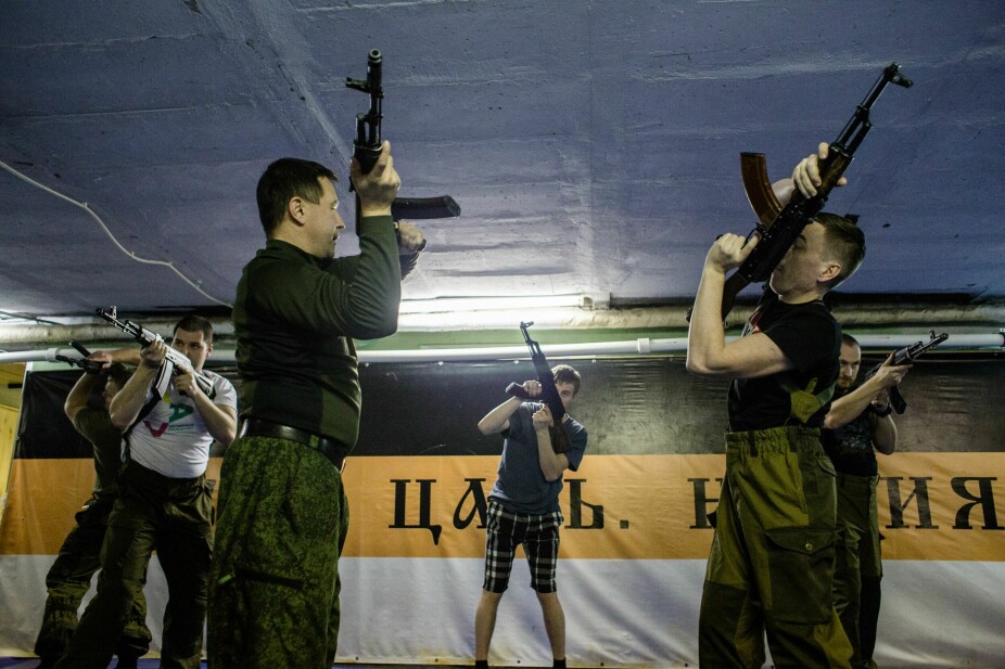 <b>PARAMILITÆR TRENING:</b> I militærklubben REZERVs lokaler fikk kursdeltagerne trening i bruk av AK-47 og halvautomatiske Makarov-pistoler. 