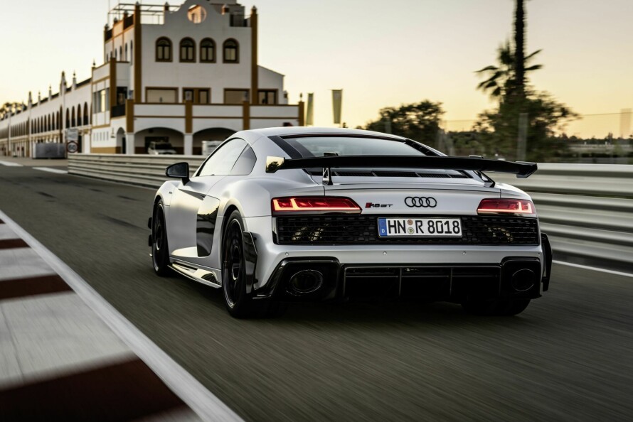 R8: 620 hestekrefter på bakhjulene er klar for innsats på Circuito Monteblanco i Spania. Raus hekkvinge, enorm diffusor med enderør store som tinntallerkener.