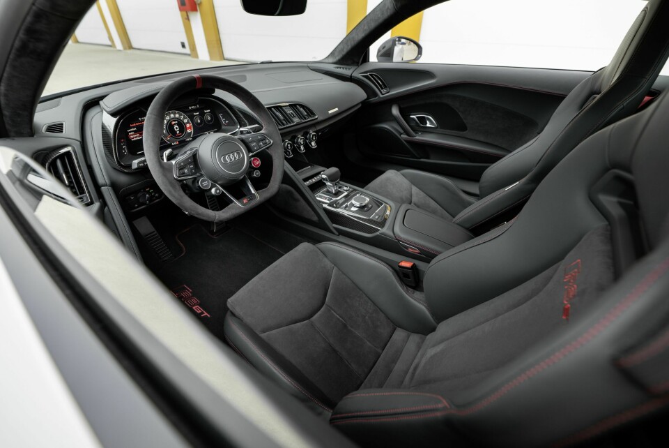 KOMFORT: En gang i tiden var superbilen noe man assosierte med raske, men vriene biler fulle av nykker. Audi R8 er definitivt en superbil, men helt uten nykker. I komfortmodus er den behagelig nok til hverdagsbruk.