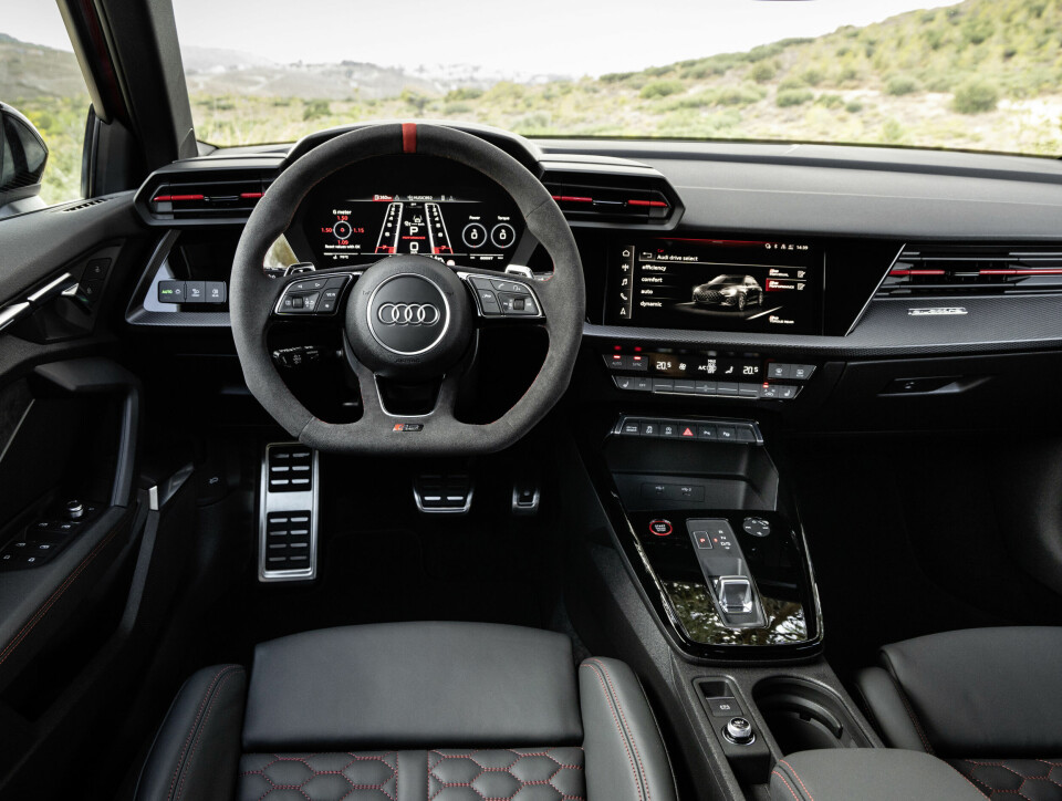 BRYTER: Herlig kjørefokusert og sportslig cockpit. Bryteren man skifter gir med trekker ned.