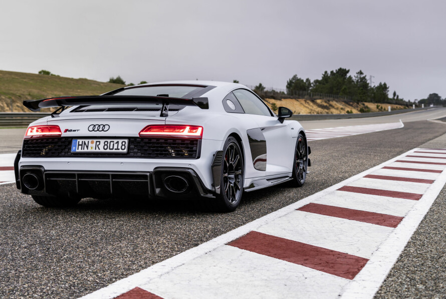 SIST PÅ SAMLEBÅNDET: Det skal kun produseres 333 versjoner av Audi R8 Coupé V10 GT RWD, og med den går den store, selvpustende motoren over i historien. Prisene starter på 225 000 euro. Her ses den i en perfekt sladd. Bare synd det ikke var jeg som satt bak rattet.