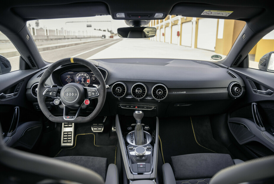 INGEN BERØRINGSSKJERM: Audi TT var første Audi med merkets Virtual Cockpit - heldigitalt instrumentpanel med blant annet kartvisning. Ikke like moderne nå, men veldig kjørefokusert.