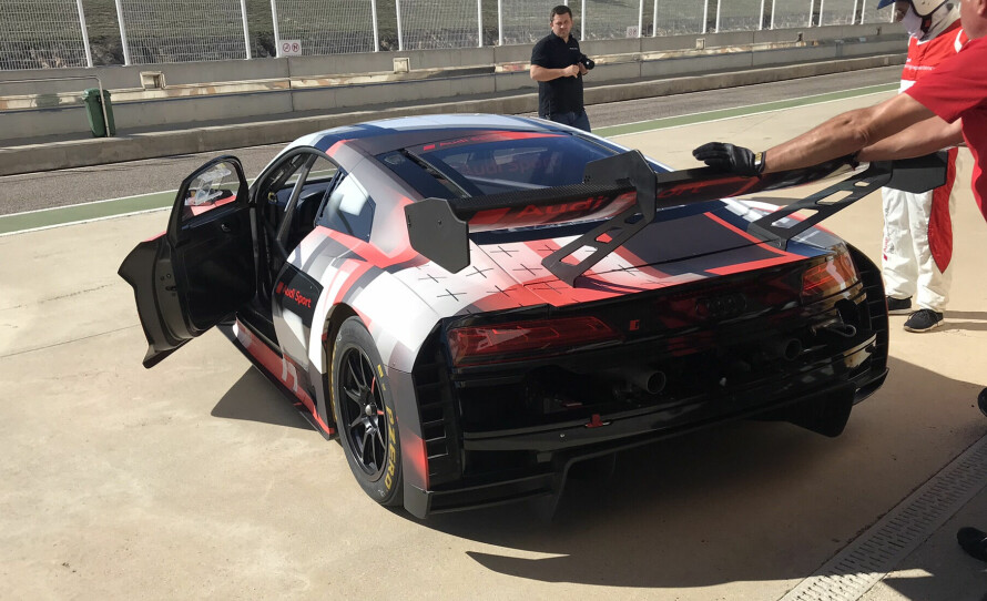 RACERBIL: GT3-bilen til Stippler dyttes ut av depoet.