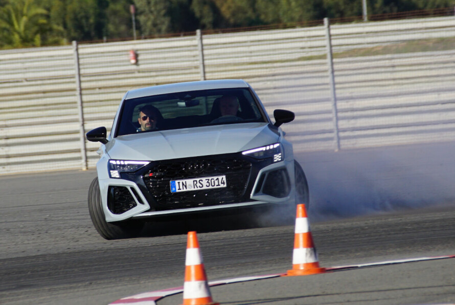 SIDELENGS: RS3, i en for en gangs skyld ganske vellykket sideveis forskyvning gjennom svingen.