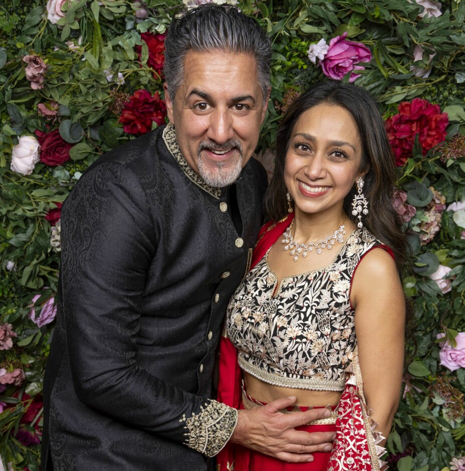 <b>FEST­DRAK­TER:</b> Ny­for­els­ket et­ter 27 år. Na­dia had­de på seg en pa­ki­stansk/in­disk fest­drakt som he­ter «gharara». Abid er kledd i en ele­gant «sher­wa­ni», et bryl­lups- og fest­plagg i Pa­ki­stan og In­dia.