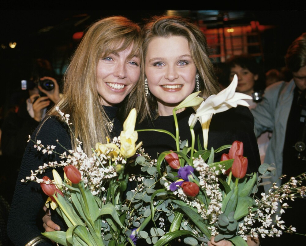 <b>FOR VÅR JORD:</b> Karoline Krüger sjarmerte en hel nasjon da hun vant norske Melodi Grand Prix i 1988. Her med Anita Skorgan, som var en av komponistene bak vinnerlåten «For vår jord».