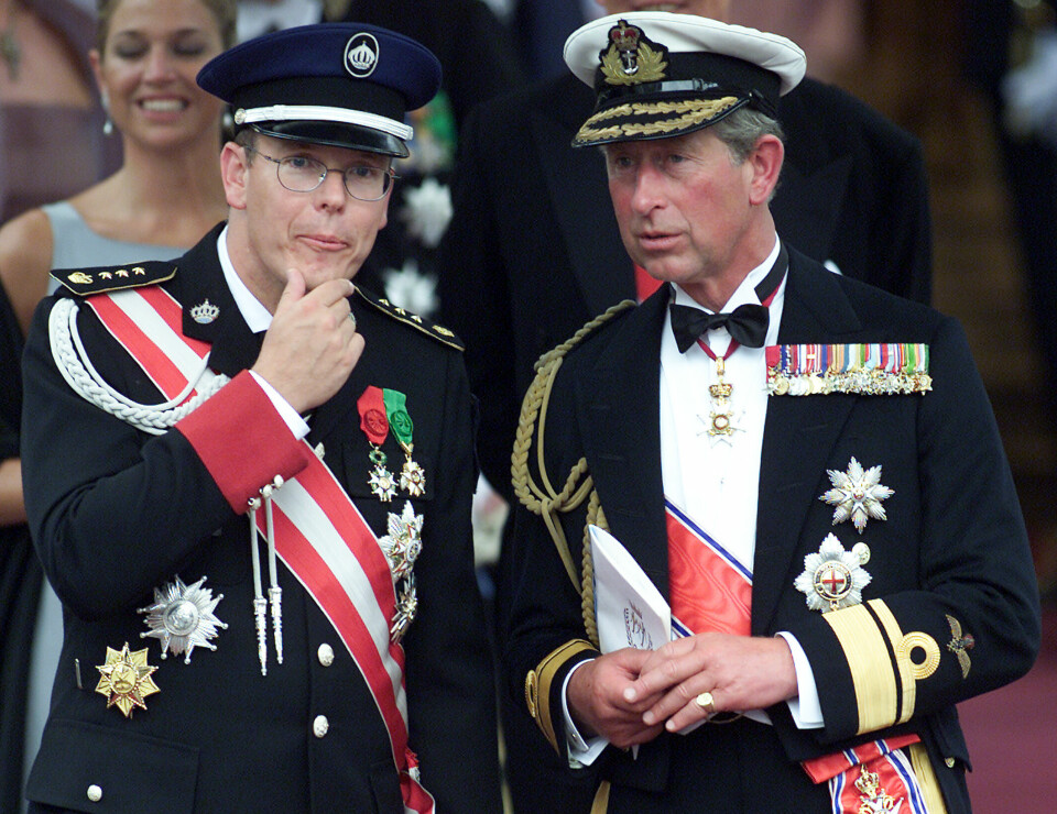 KONGELIG MØTE: Da Marit opptrådte på Slottet under kronprinsbryllupet i 2001, snek hun seg forbi daværende prins Charles. Her er britenes konge og fyrst Albert av Monaco sammen i bryllupet i Oslo.