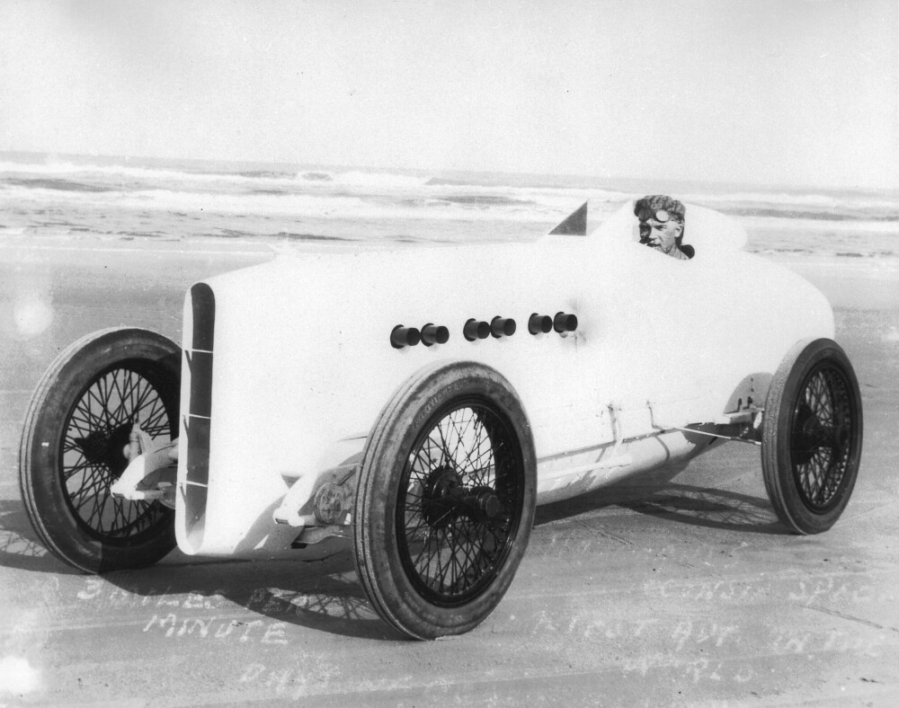 <b>KRUTTØNNE MED FLYMOTOR:</b> Sig. Haugdahl i 1922, i sin «Wisconsin Special», spesialbygget for å sette fartsrekorder på Daytona Beach. 