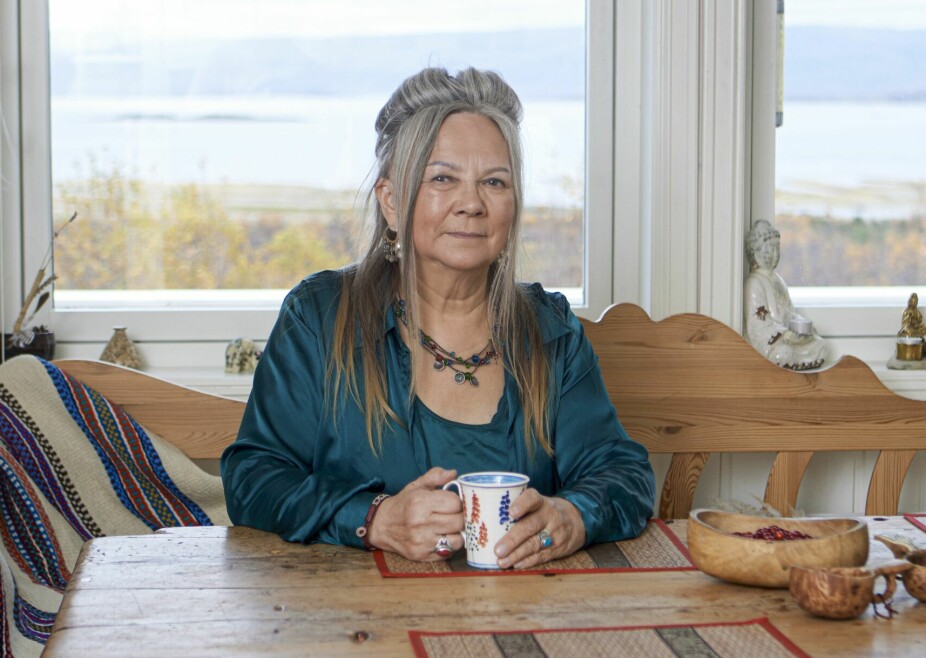 <b>UTSIKT:</b> På kjøkkenet til Mari Boine ser man ut på den vakre fjorden i Porsanger. – Jeg blir aldri lei, sier Mari.