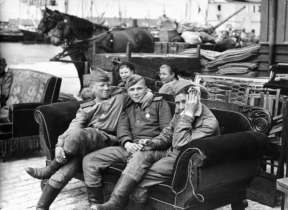 HERJET PÅ DANSK ØY: Sovjetiske soldater ble sendt fra helvetet på Østfronten til Bornholm for å okkupere den danske øya.