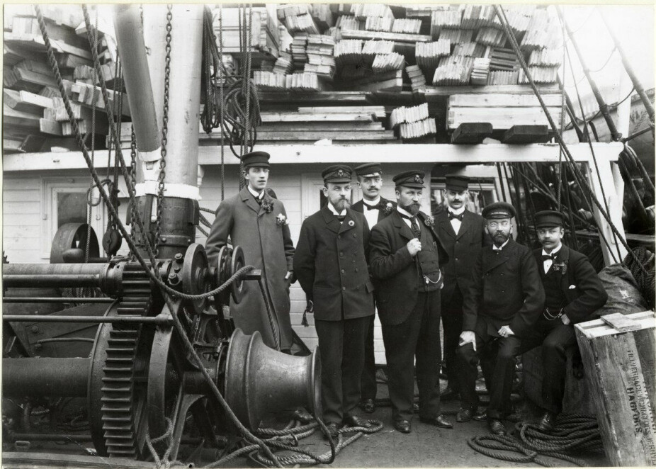 <b>EKSPEDISJON:</b> «Antarctic» i oktober 1901, noe måneder før dramatikken i isødet. Fra venstre: Carl Skottsberg, Otto Nordenskjöld, Karl Andersson, Carl Anton Larsen, Erik Ekelöf, Axel Ohlin og Gösta Bodman.