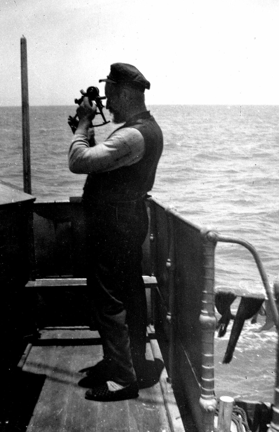 I SITT ESS: Carl Anton Larsen tar solhøyden på vei sørover med «Antarctic».