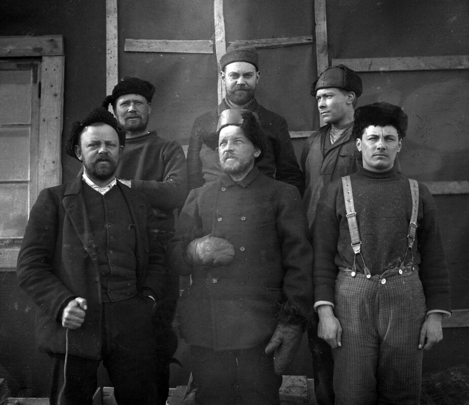<b>VELBERGET:</b> Fem overvintrere fra Snow Hill den 30. april 1902: Ole Jonassen (bak t.v.), Gustaf Åkerlund og Eric Ekelöf. Foran står Gösta Bodman (som tar bildet med en utløser i høyre hånd), Otto Nordenskjöld og argentineren José Sobral.
