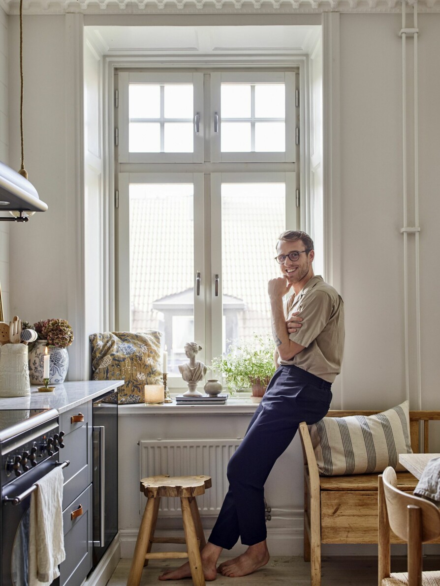 Hannes i vinduskroken på kjøkkenet i leiligheten. Han er interiørprofil, med en stor og trofast følgerskare på Instagram, men jobber også med sosiale medier for Nordiska Kök .