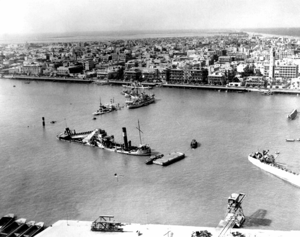 <b>INGEN VEI FORBI:</b> Egypt senket mudderprammer og småbåter i begge ender av Suezkanalen, her fra Port Said i nord, for å hindre at skip kunne passere. Skipene som allerede var i kanalen ble samtidig stengt inne. 