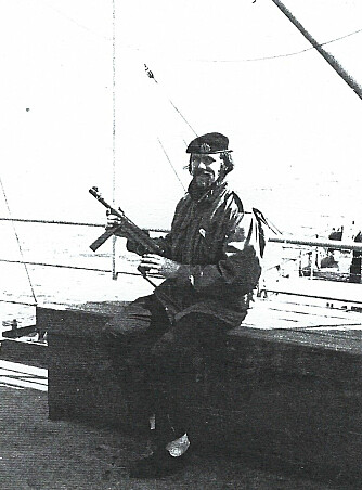 <b>LEK OG ALVOR:</b> Edvin O. Fossum med en israelsk maskinpistol. Soldatene kom ofte om bord og inviterte til skytekonkurranser. 