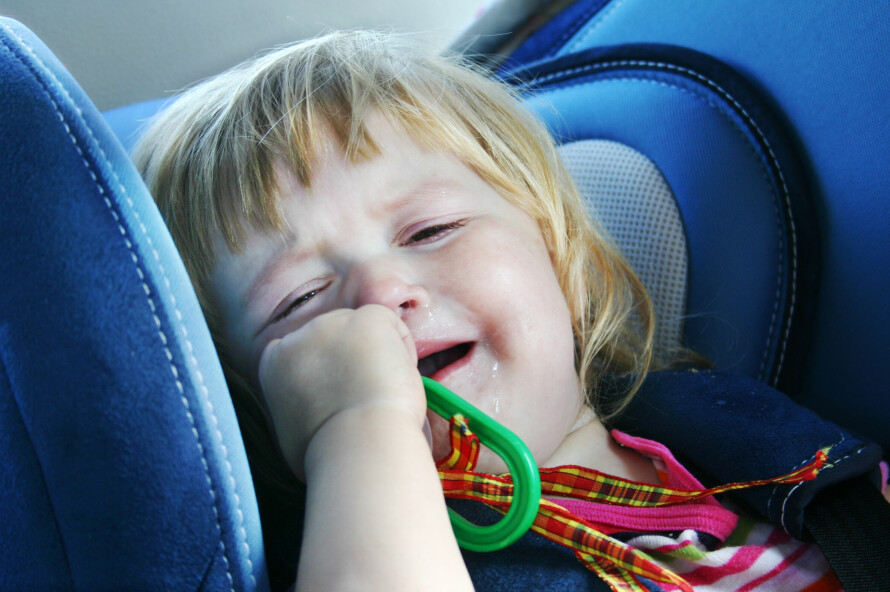 BARN I BIL: Ekspert svarer på spørsmålet om barn bør sitte forovervendt eller bakovervendt.