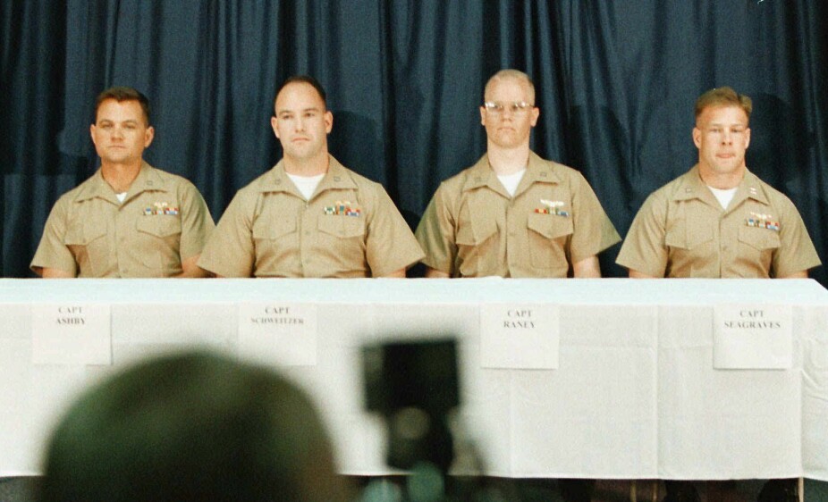 HØRING: Richard J. Ashby (f.v.), Joseph P. Schweitzer, William L. Raney II og Chandler P. Seagraves fotografert etter høringen 20. april 1998 ved Camp Lejeune i North Carolina.