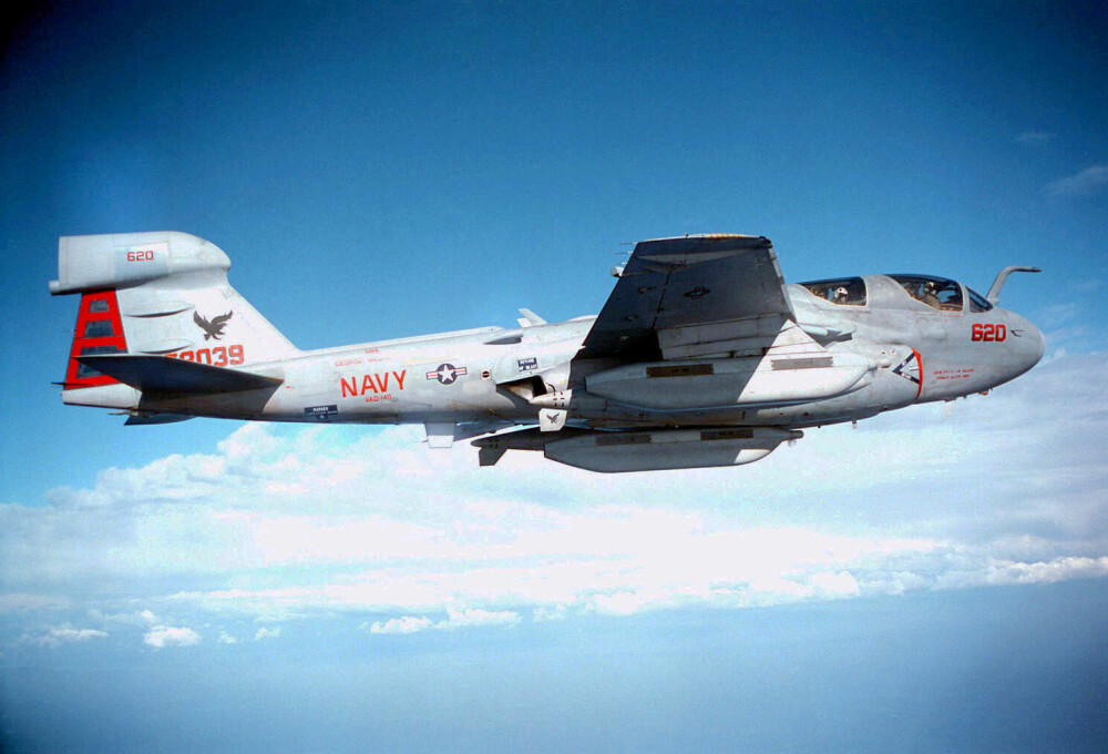 SPESIALFLY: Oppgaven til spesialbygde EA-6B Prowler var å forstyrre fiendens radarsystemer og skape en trygg trase for bombeflyene som kom etter. Det innebar ofte flyvning i høy hastighet i lav høyde for å utnytte dekningen terrenget ga.