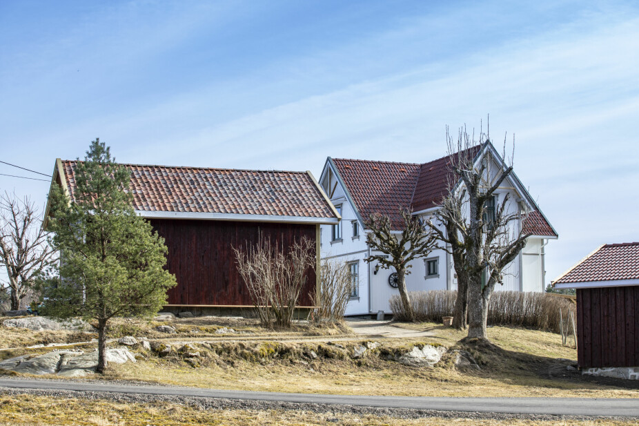 SVEITSERVILLA: Ødegården på Ise ligger ikke så veldig langt fra Sarpsborg. Huset ligger høyt i landskapet og har flott utsikt. Barna i huset er sjette generasjon som bor her.