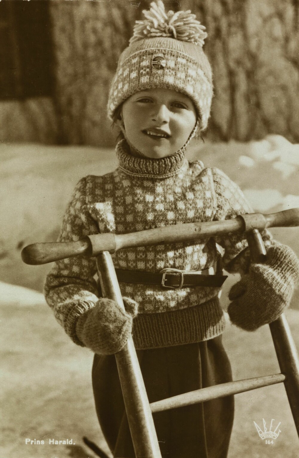 <b>FLYKTNING:</b> Prins Harald på skifestival i februar 1940. To måneder senere var han flyktning på vei til USA. Den røde og hvite strikke-<br>genseren ble siden et symbol på kong Haakons nei til tyskerne.