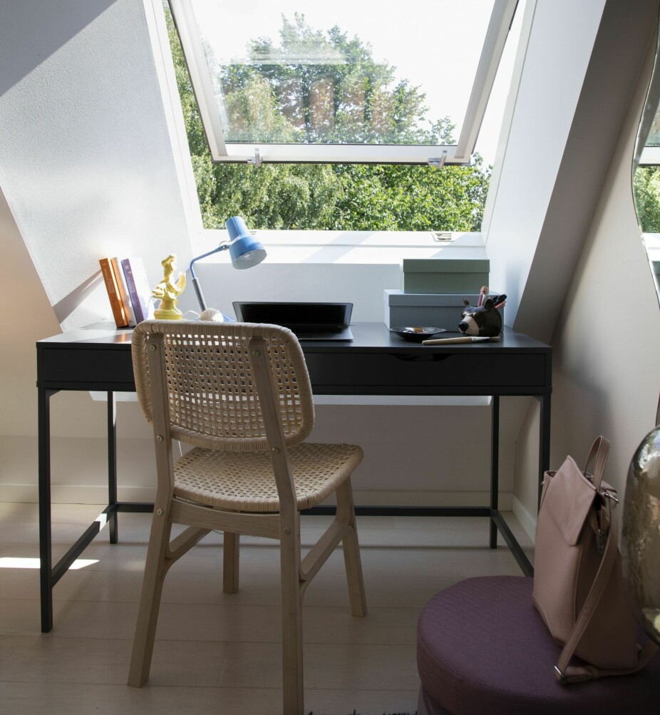 INTERIØR: Veggene er malt i 20119 Transparent Pink fra Jotun, en lys og lett rosa eller såkalt «nude» nyanse. Skrivebordet Axel fra Ikea, i brunsvart, er et fint anker i det duse jenterommet, og det står plassert slik at vinduet blir utnyttet på beste måte – til utsyn. Stolen Voxlöv fra Ikea er i bambus.