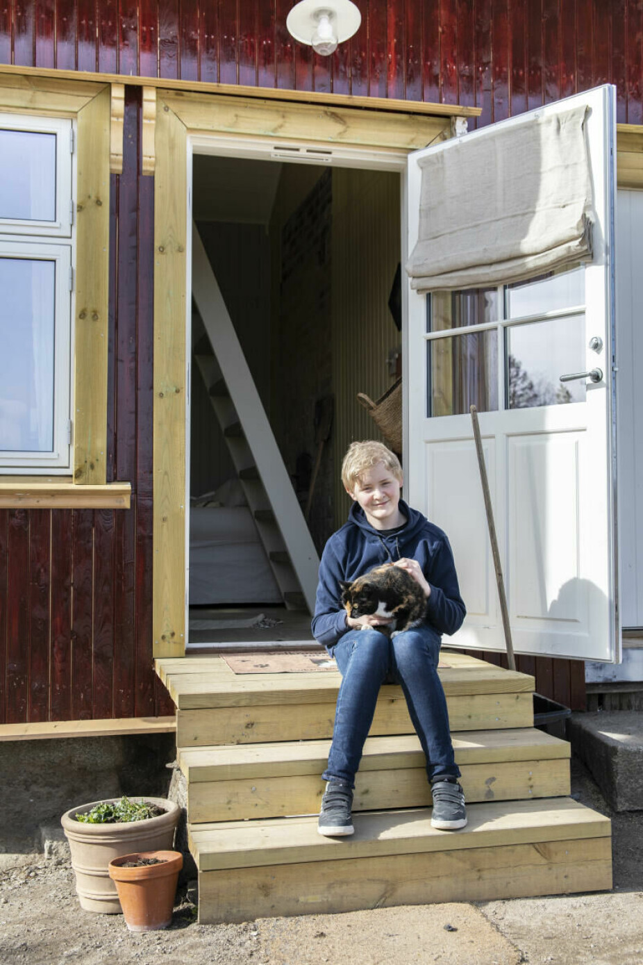 BRYGGERHUSET: Lukas på trappa til sitt eget lille hus. Han kommer ofte inn på besøk, men trives å være her uten småsøsken.
