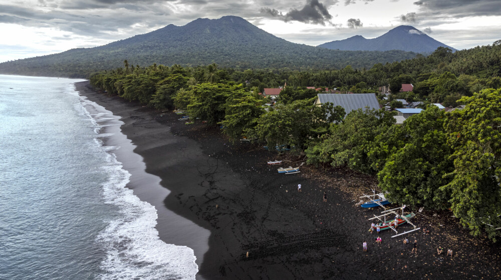<b>RUVER OVER JUNGELEN:</b> Tangkoko-vulkanen (til venstre) og Dua Saudara ligger kun tre kilometer fra hverandre. Derfor er stranda utenfor Bati Putih sort. Jungelen fra stranda og opp mot vulkanen er Tangkoko naturreservatet − et paradis som venter på katastrofen.