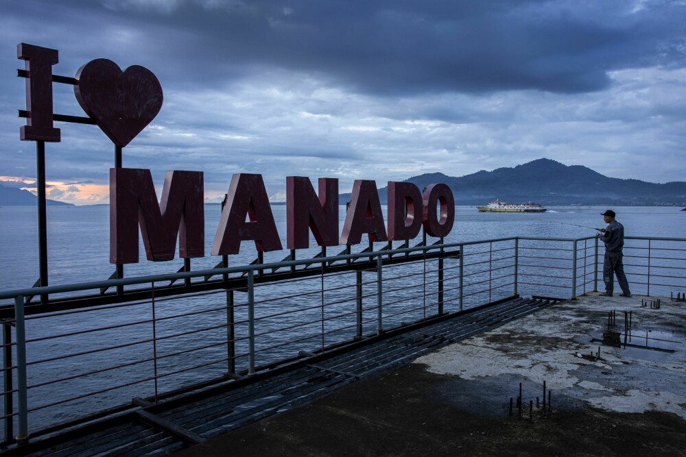 <b>PLAGET AV JORDSKJELV:</b> Manado ligger flott til på det nordlige Sulawesi, og tiltrekker seg mange turister. Men byen er også plaget av små og store skjelv. Siste kom i februar 2023 og hadde en styrke på 3, 9 (episenteret lå 75 km vest for byen).