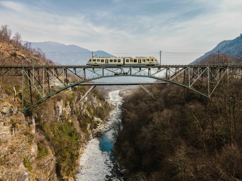 <b>JERN OVER STÅL:</b> Centovalli-toget passerer over den flotte stålbroen som ligger 77 meter over elveleiet like ved tettstedet Intragna i Ticino-kantonen i Sveits.