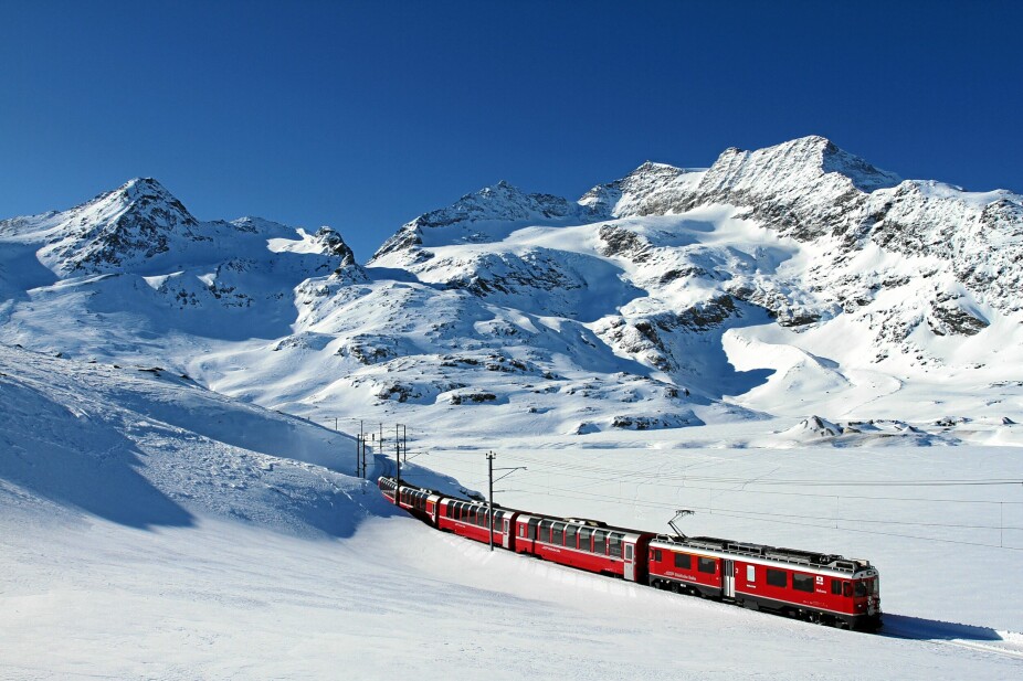 <b>VINTERPRAKT:</b> Bernina Express går året rundt gjennom et storslagent landskap, som her ved Lago Bianco (Den hvite sjøen) på 2234 meters høyde.