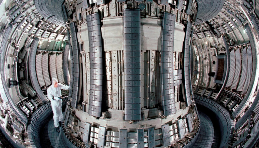 REAKTOR: På innsiden av verdens største fusjonseksperiment, Joint European Torus, i England. Plasmaet sperres inne av sterke magnetfelt inni et smultringformet kammer. Lykkes eksperimentene, får verden en ren og utømmelig kilde til energi.
