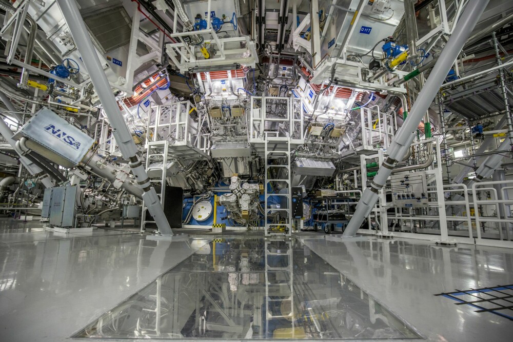 <b>LASER:</b> Det amerikanske laboratoriet National Ignition Facility lyktes med å hente ut energi fra fusjon ved at 192 laserstråler med svært nøyaktig presisjon ble rettet mot en liten beholder med to typer hydrogen. 