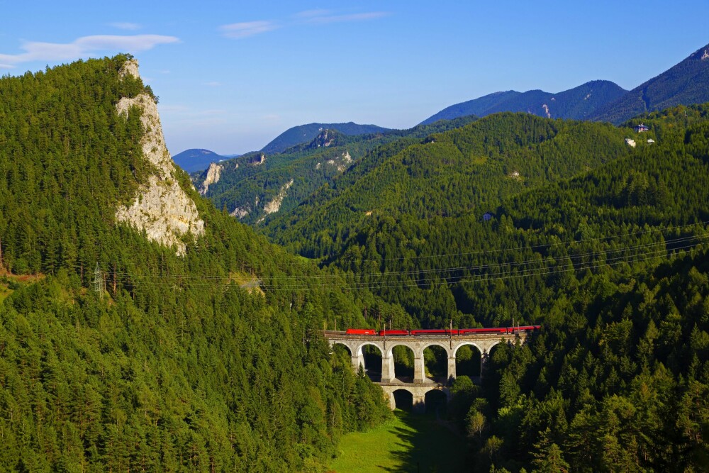 <b>ALPENE:</b> Semmeringbanen har UNESCO-status. Her passerer toget over Kalte Rinne-viadukten i Østerrike.